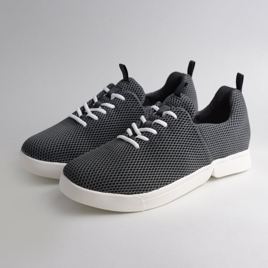 Ein Paar graue bendys Mesh-Sneaker mit weißer Sohle – bequeme Hands-free Schuhe für ein einfaches Anziehen ohne Bücken.