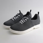 Ein Paar graue bendys Mesh-Sneaker mit weißer Sohle – bequeme Hands-free Schuhe für ein einfaches Anziehen ohne Bücken.