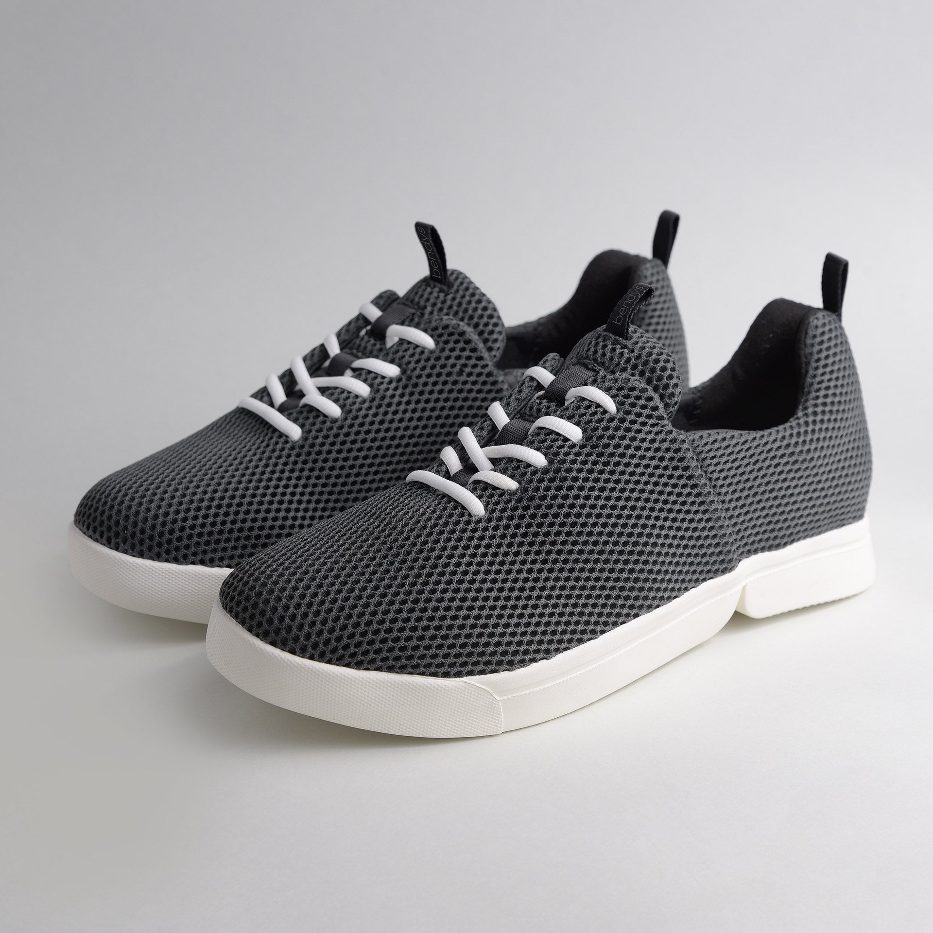 Ein Paar graue bendys Mesh-Sneaker mit weißer Sohle – bequeme Hands-free Schuhe für ein einfaches Anziehen ohne Bücken.