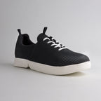 Seitenansicht des schwarzen bendys Mesh-Sneakers im halbgeöffneten Zustand: Deutliche Darstellung der zweigeteilten, weißen Klappsohle, die den händefreien Einstieg ermöglicht
