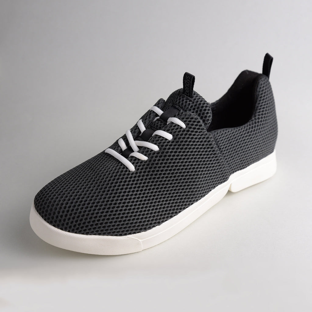 Modernes Mesh-Gewebe trifft auf innovative Sohlentechnik: Der schwarze bendys Hands-free Schuh mit kontrastierender weißer Sohle für maximale Atmungsaktivität