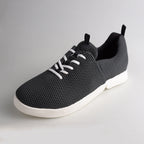 Modernes Mesh-Gewebe trifft auf innovative Sohlentechnik: Der schwarze bendys Hands-free Schuh mit kontrastierender weißer Sohle für maximale Atmungsaktivität