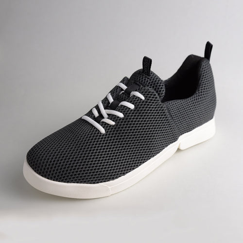 Modernes Mesh-Gewebe trifft auf innovative Sohlentechnik: Der schwarze bendys Hands-free Schuh mit kontrastierender weißer Sohle für maximale Atmungsaktivität