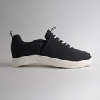 Seitenansicht des schwarzen bendys Mesh-Sneakers im halbgeöffneten Zustand: Deutliche Darstellung der zweigeteilten, weißen Klappsohle, die den händefreien Einstieg ermöglicht