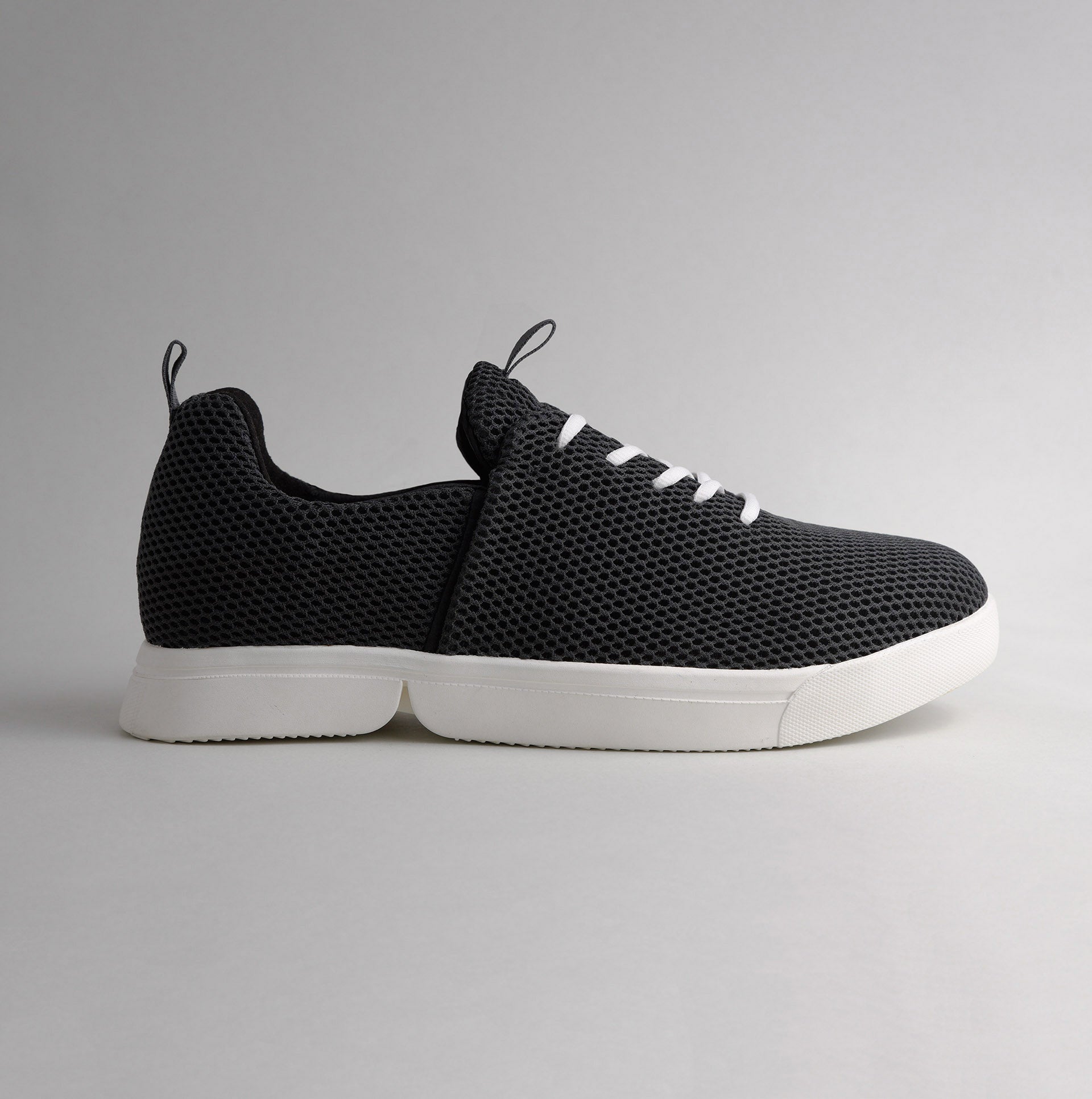 Seitenansicht des schwarzen bendys Mesh-Sneakers im halbgeöffneten Zustand: Deutliche Darstellung der zweigeteilten, weißen Klappsohle, die den händefreien Einstieg ermöglicht