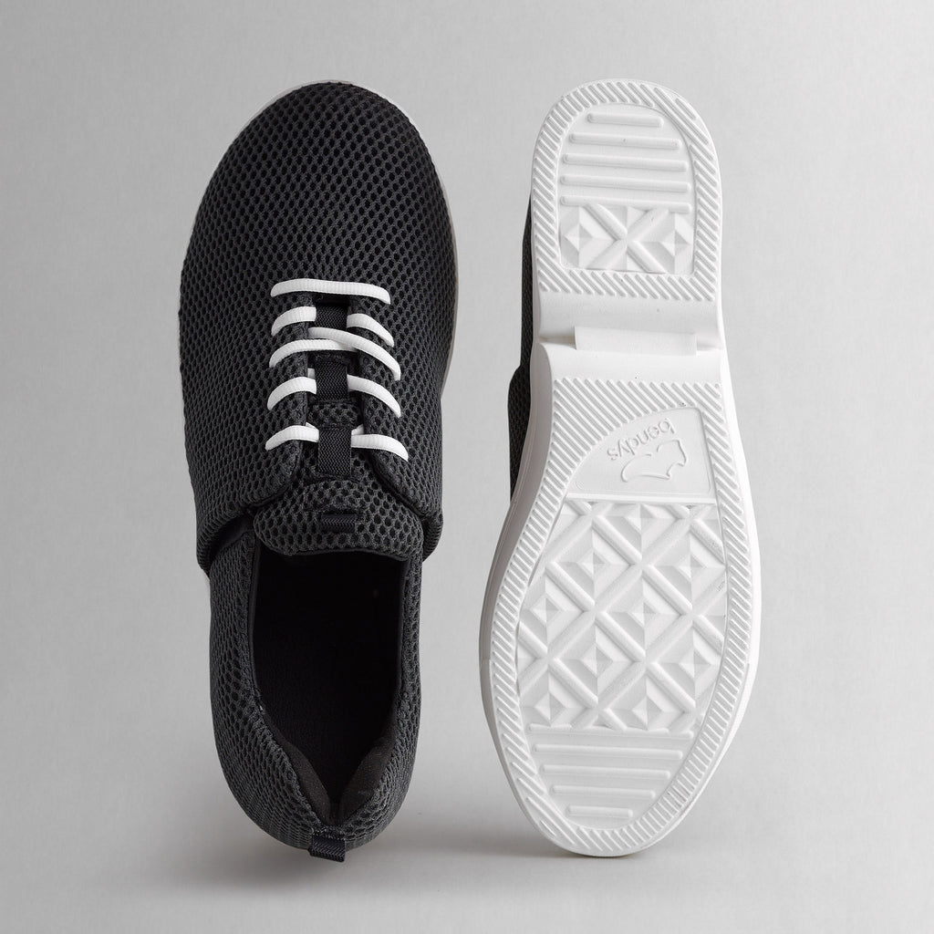 Draufsicht und Sohlenansicht der schwarzen bendys Mesh-Schuhe – gut erkennbares rutschfestes Profil der weißen Sohle und atmungsaktives Obermaterial.