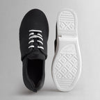 Draufsicht und Sohlenansicht der schwarzen bendys Mesh-Schuhe – gut erkennbares rutschfestes Profil der weißen Sohle und atmungsaktives Obermaterial.