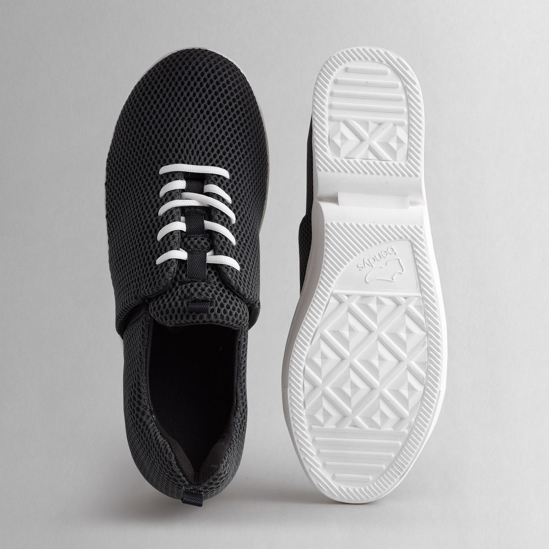 Draufsicht und Sohlenansicht der schwarzen bendys Mesh-Schuhe – gut erkennbares rutschfestes Profil der weißen Sohle und atmungsaktives Obermaterial.