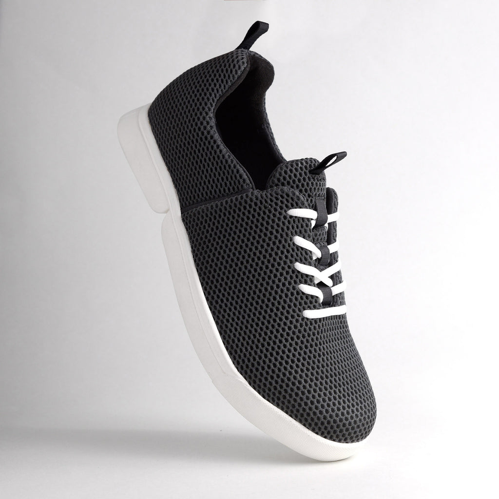 Schwarzer bendys Sneaker aus atmungsaktivem Mesh mit weißer Sohle – komfortabler Hands-free Schuh für einfaches Anziehen ohne Hände