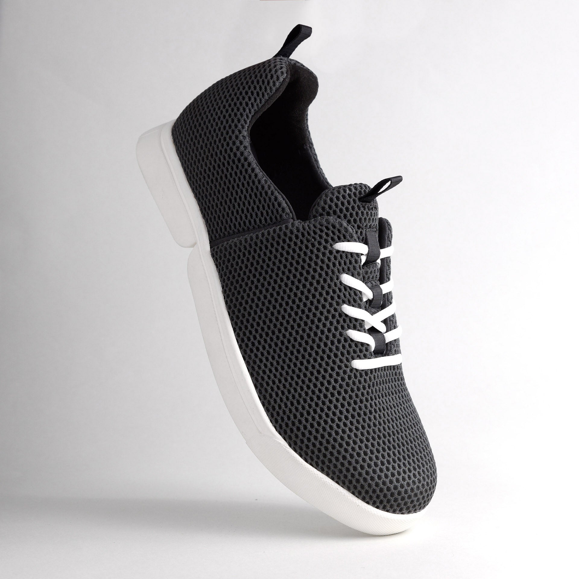 Schwarzer bendys Sneaker aus atmungsaktivem Mesh mit weißer Sohle – komfortabler Hands-free Schuh für einfaches Anziehen ohne Hände