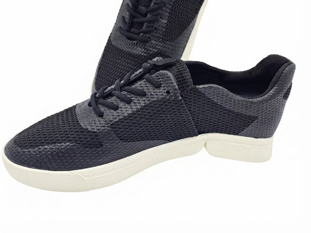 Schwarzer Sneaker im gebogenen Zustand, der den weiten und leichten Einstieg zeigt.