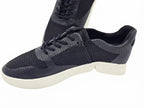 Schwarzer Sneaker im gebogenen Zustand, der den weiten und leichten Einstieg zeigt.
