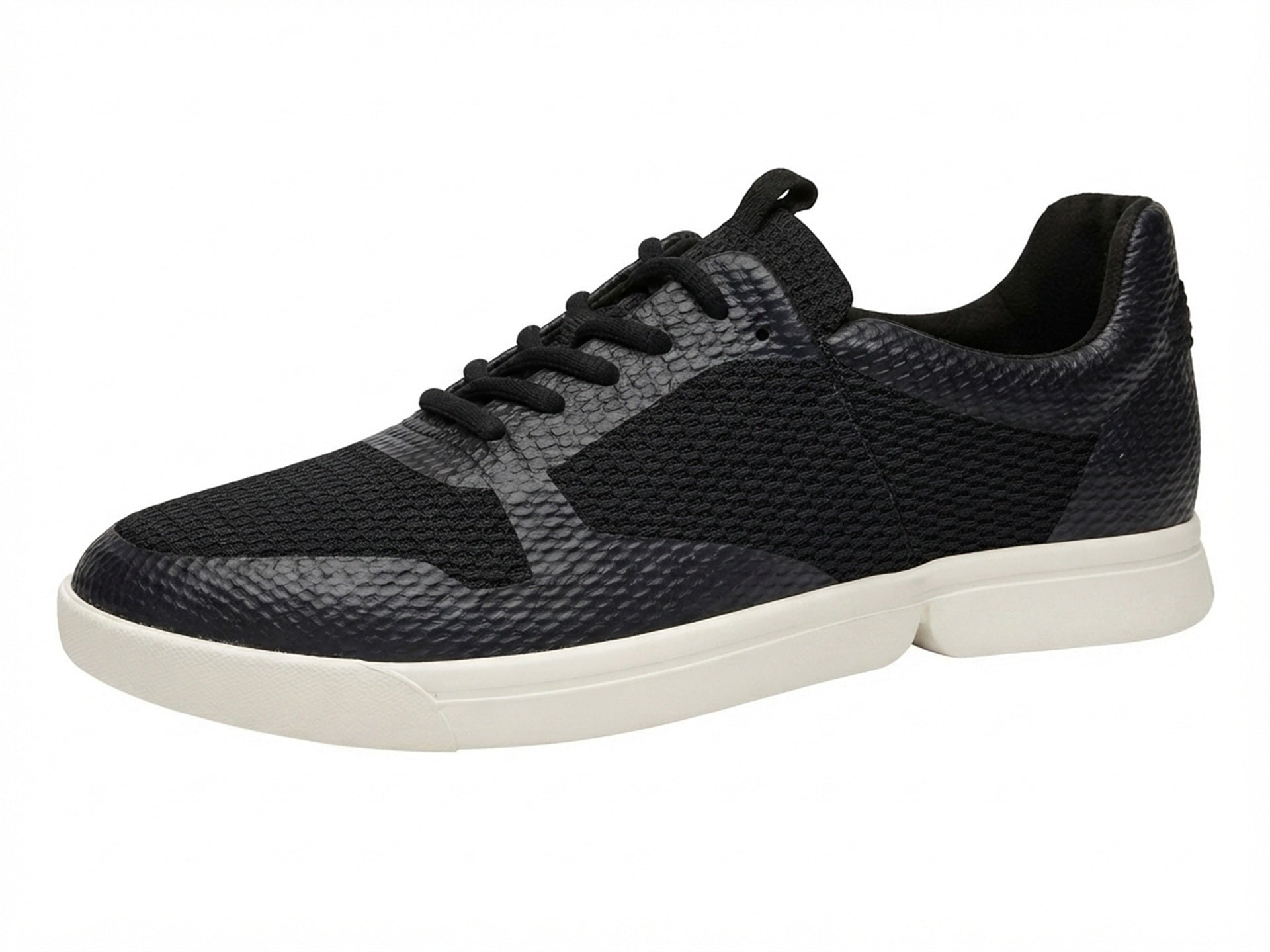 Schwarzer sportlicher Sneaker mit Mesh-Einsätzen und weißer Sohle.