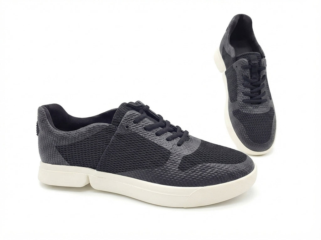 Ein Paar schwarze Sneaker in der Profil- und Draufsicht.